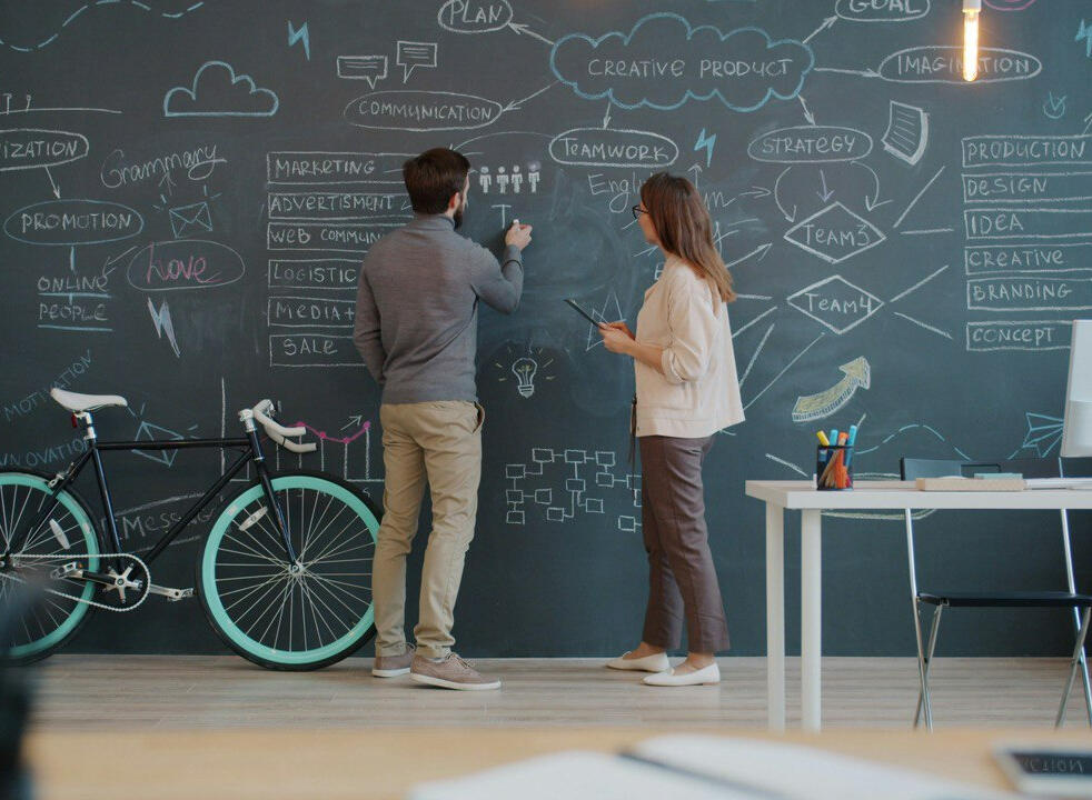 embedded-leadership-fractional-coo-strategy-alignment Fractional COO leading cross-functional planning to translate strategy into execution